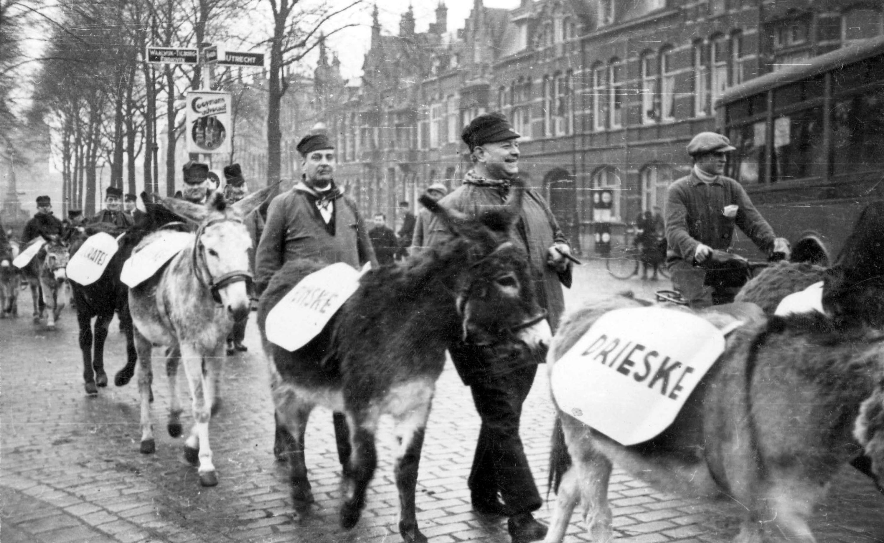 Ezeltjesoptocht in plaats van de verboden carnavalsoptocht bij de Wilhelminabrug. Beeldbank Erfgoed &#039;s-Hertogenbosch