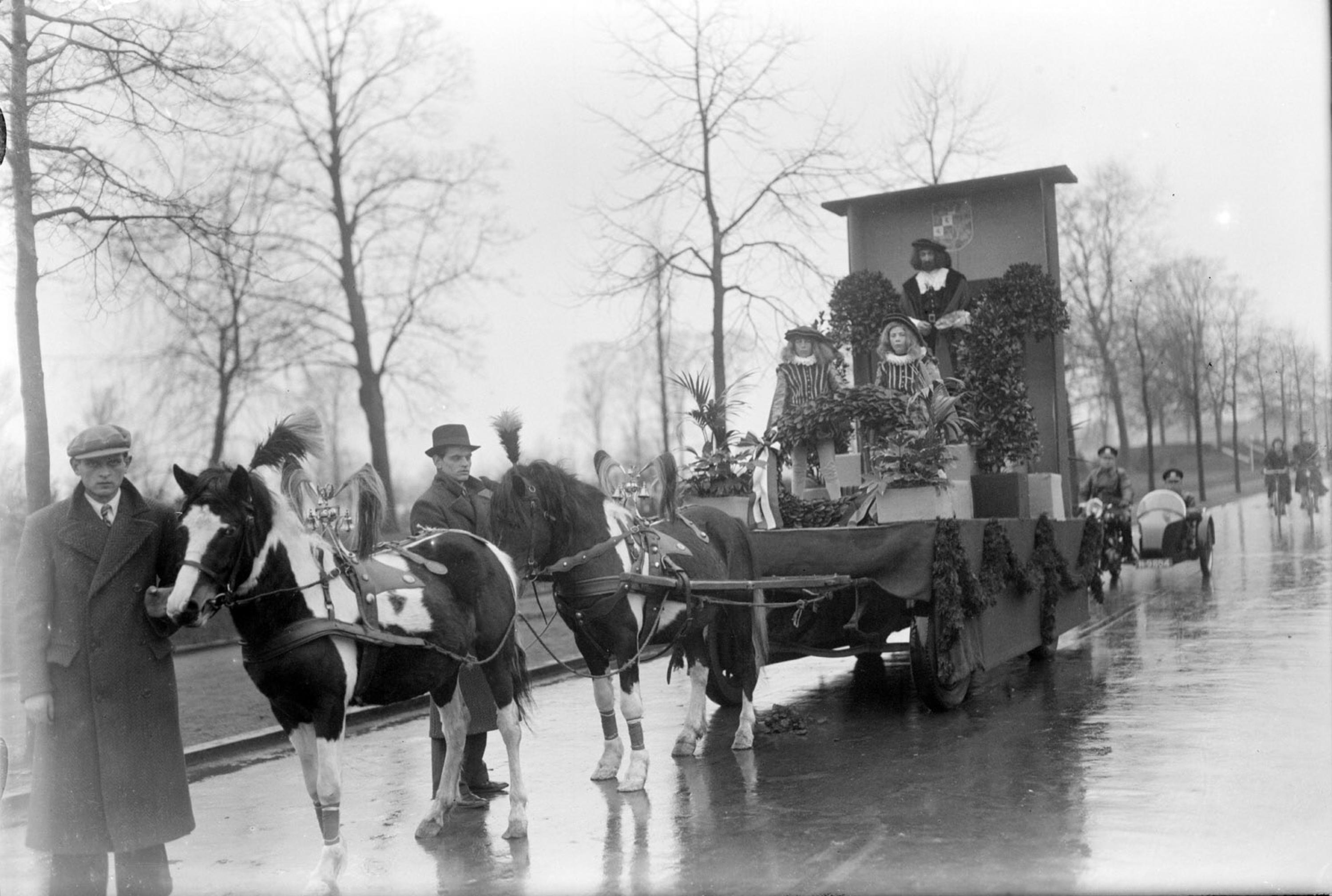 Carnaval in Oeteldonk. Optocht door de Jeroen Boschvereniging. 1937. Fotobureau Het Zuiden, Erfgoed &#039;s-Hertogenbosch