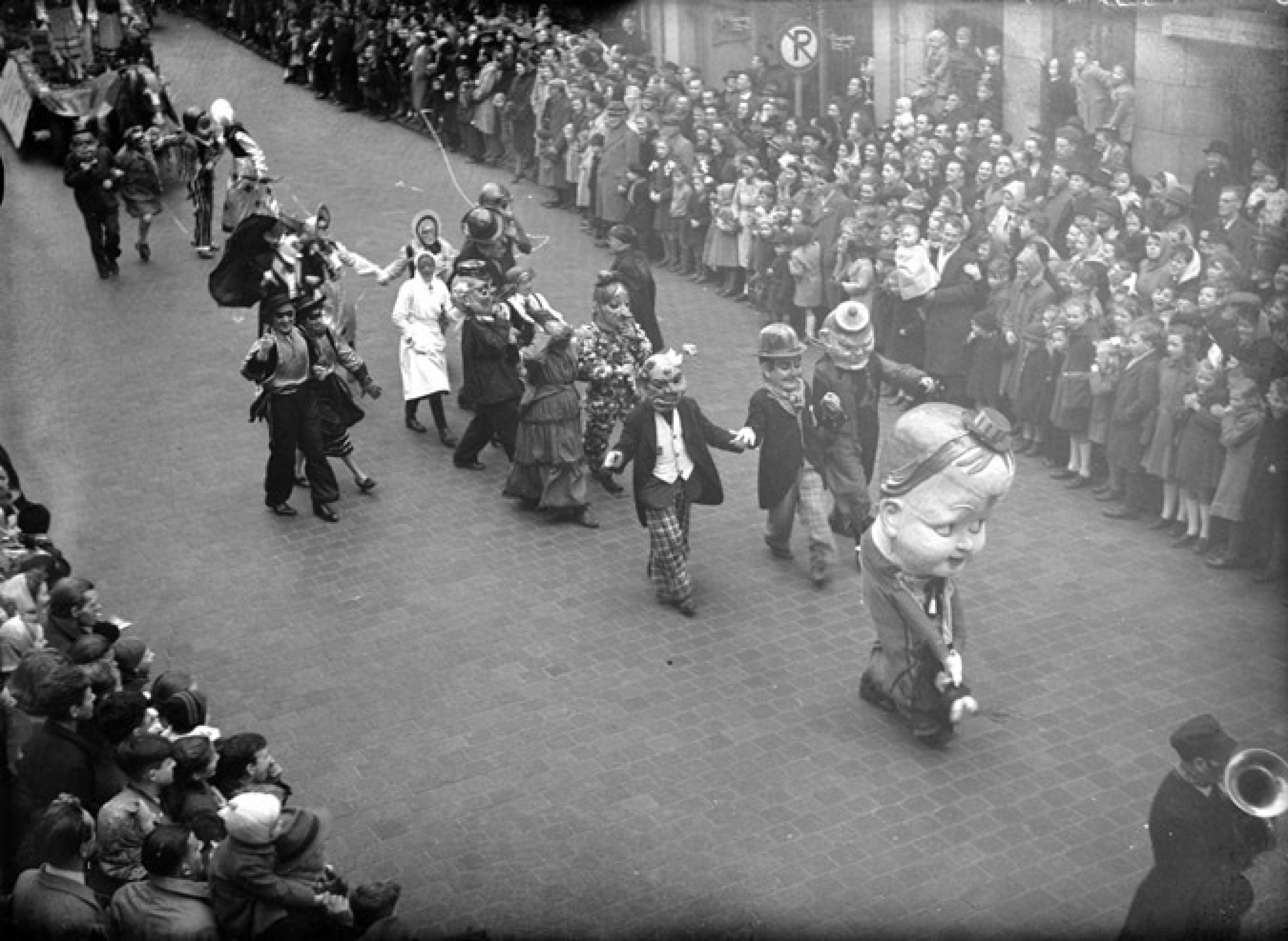 1948 optocht loopgroep Fotobureau Het Zuiden Erfgoed &#039;s-Hertogenbosch